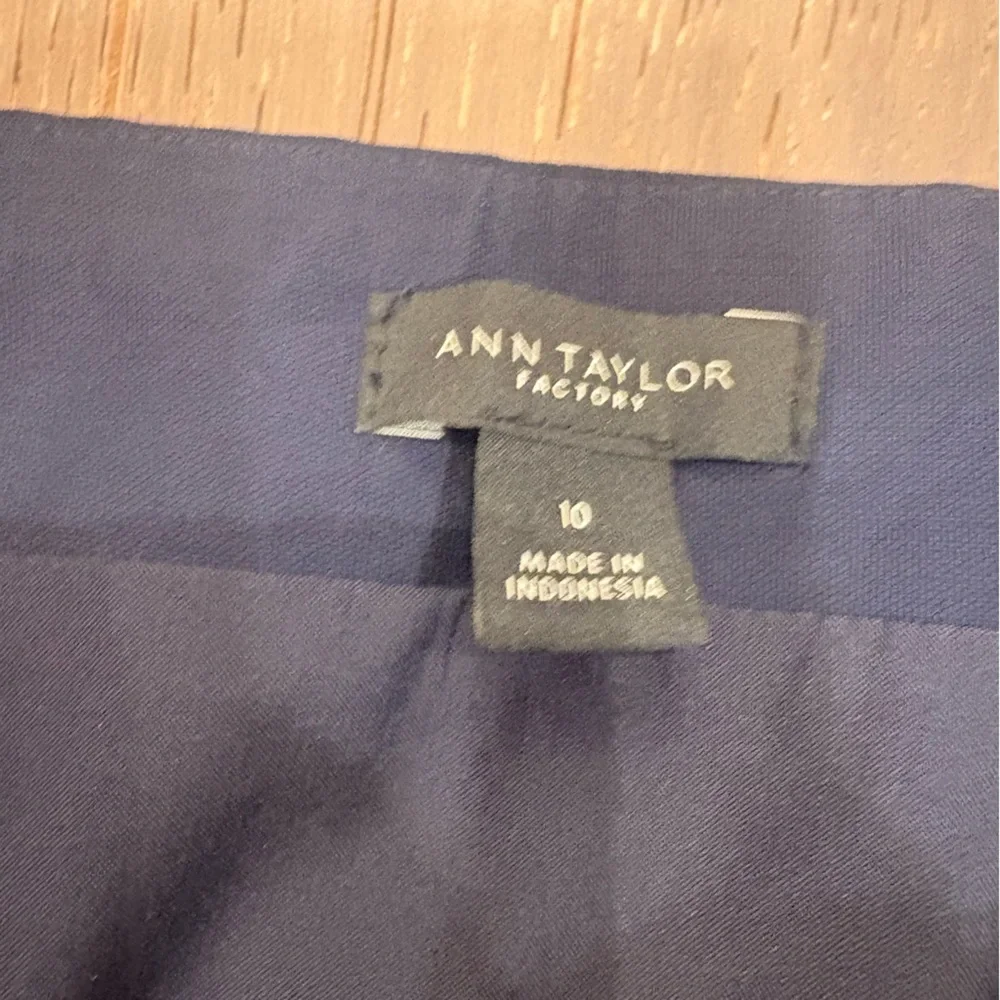 Ann Taylor Factory Navy Skirt size 10 w/ Buttons Rayon EUC